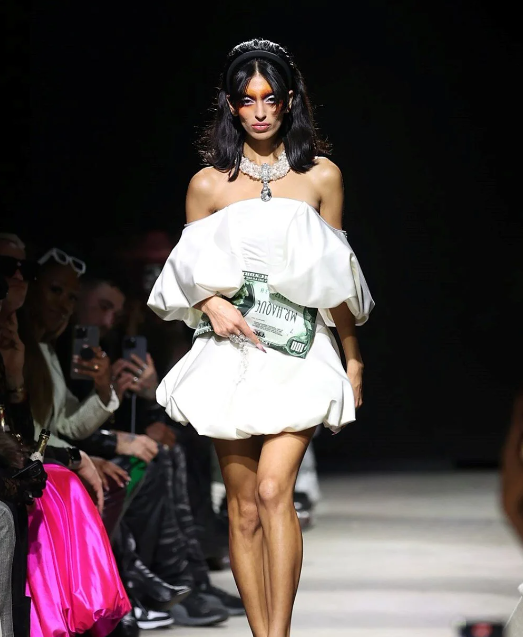 Moda həftəsindəki bu geyimlər TƏƏCCÜBƏ SƏBƏB OLDU - FOTO