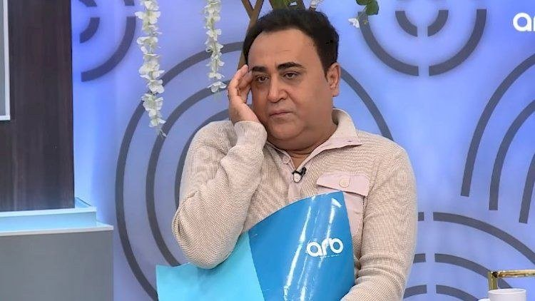 Sənin başın sonradan çönüb? - Elgiz 74 yaşlı müğənnini ələ saldı Sənin başın sonradan çönüb? - Elgiz 74 yaşlı müğənnini ələ saldı