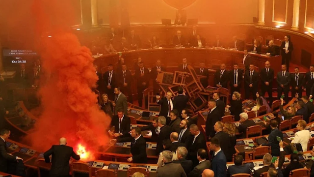 Deputatlar parlamentin iclasında tüstü bombaları atdılar - FOTO Deputatlar parlamentin iclasında tüstü bombaları atdılar - FOTO