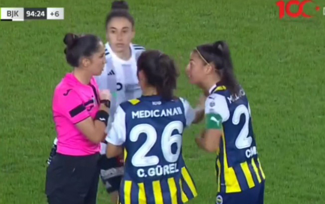“Fənərbaxça” və “Beşiktaş”ın qadın komandalarının oyununda qalmaqallı qol - Video