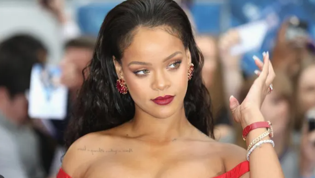Rihannanın bahalı topuq saatı - FOTOLAR