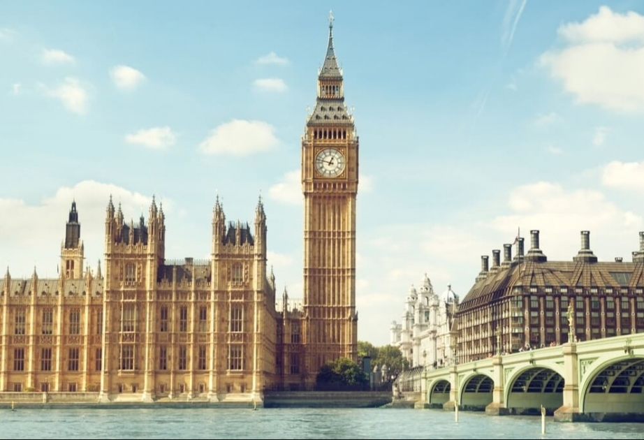 Böyük Britaniya əmək vizalarının verilməsini sərtləşdirir