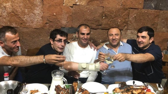 İrəvanda "qanuni oğru"lar arasında dava - Saxlanılanlar var (VİDEO)