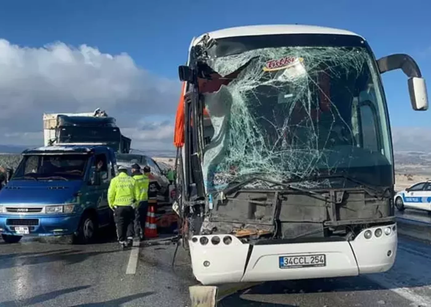 Türkiyədə sərnişin avtobusu TIR-la toqquşdu - Ölən və yaralılar var (FOTO)