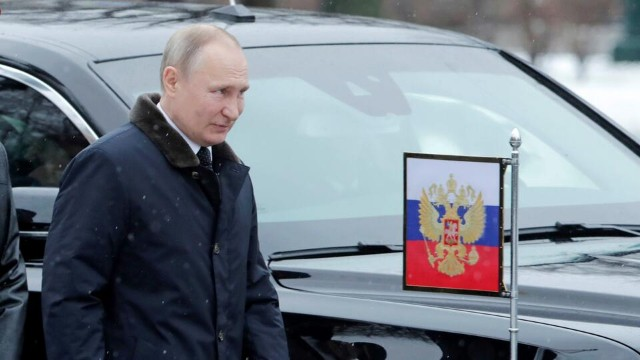 Putin güclü qara baxmayaraq Kremldə işinin başındadır - Peskov