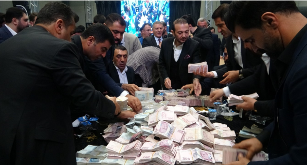 Toyda yığılan pulu 6 saata saya bildilər