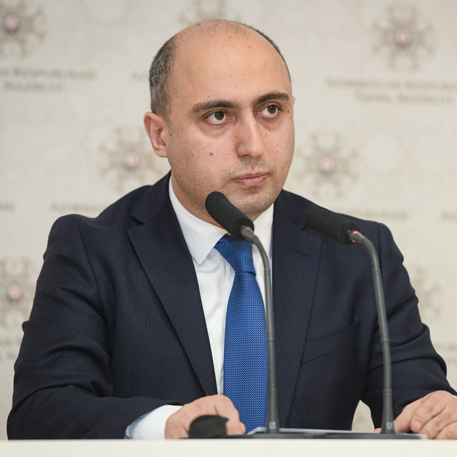 "Müəllimə qızıl hədiyyəsi vermək ayıbdır" - Emin Əmrullayev