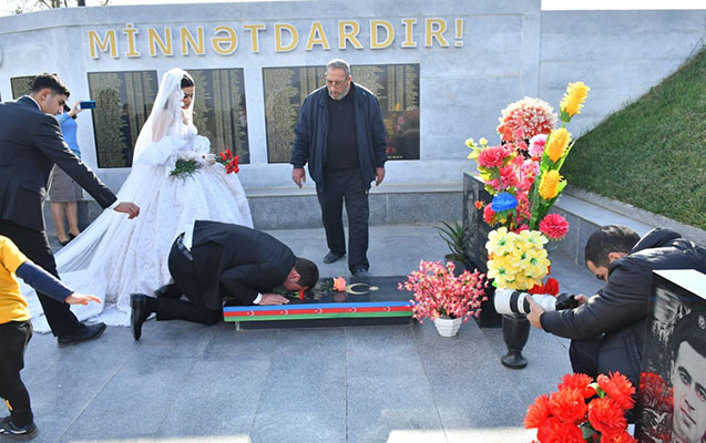 Toy günündə şəhid qardaşının məzarını ziyarət etdi - Foto