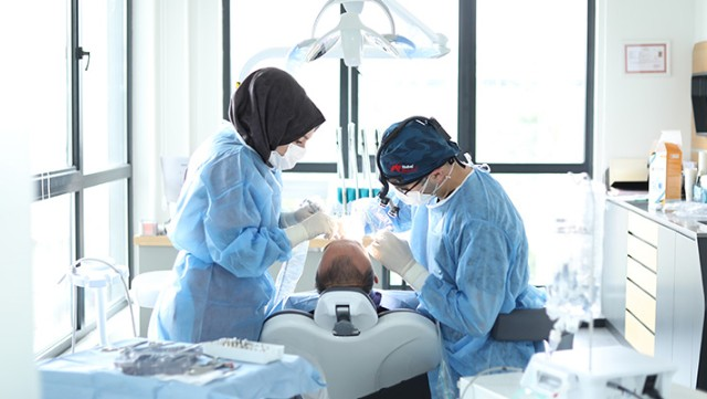 Saxta diş həkimi kişinin bütün dişlərini çəkib, implant yerləşdirdi