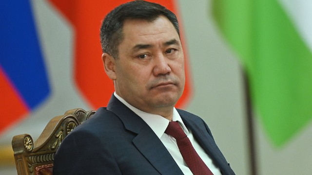 Qırğızıstan prezidenti ona hədiyyə verməyi qadağan edib