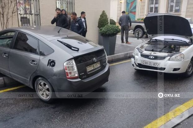 Bakıda "Toyota Prius" qəza nəticəsində səkiyə çıxdı - FOTO