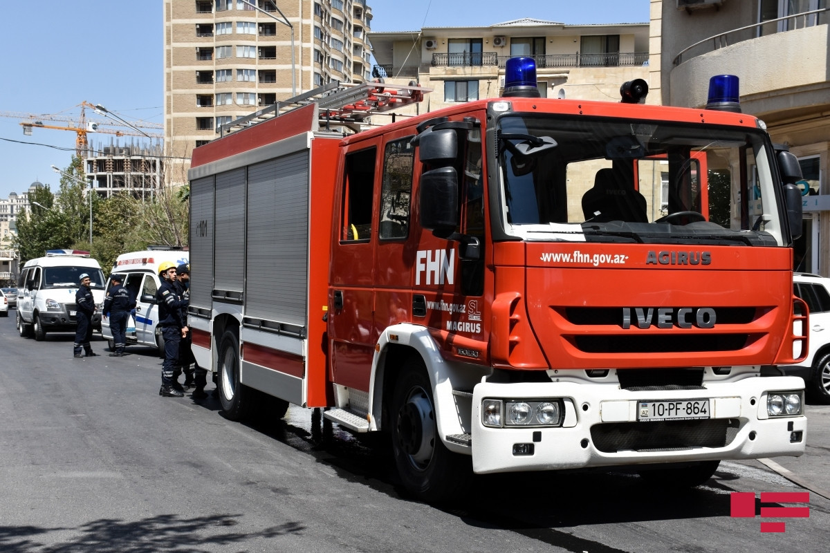 Bakıda yaşayış binasında yanğın olub, 2 nəfər təxliyə edilib