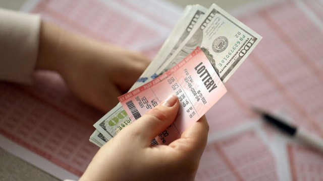 İlk dəfə aldığı lotereyalardan 20 milyon dollar uddu
