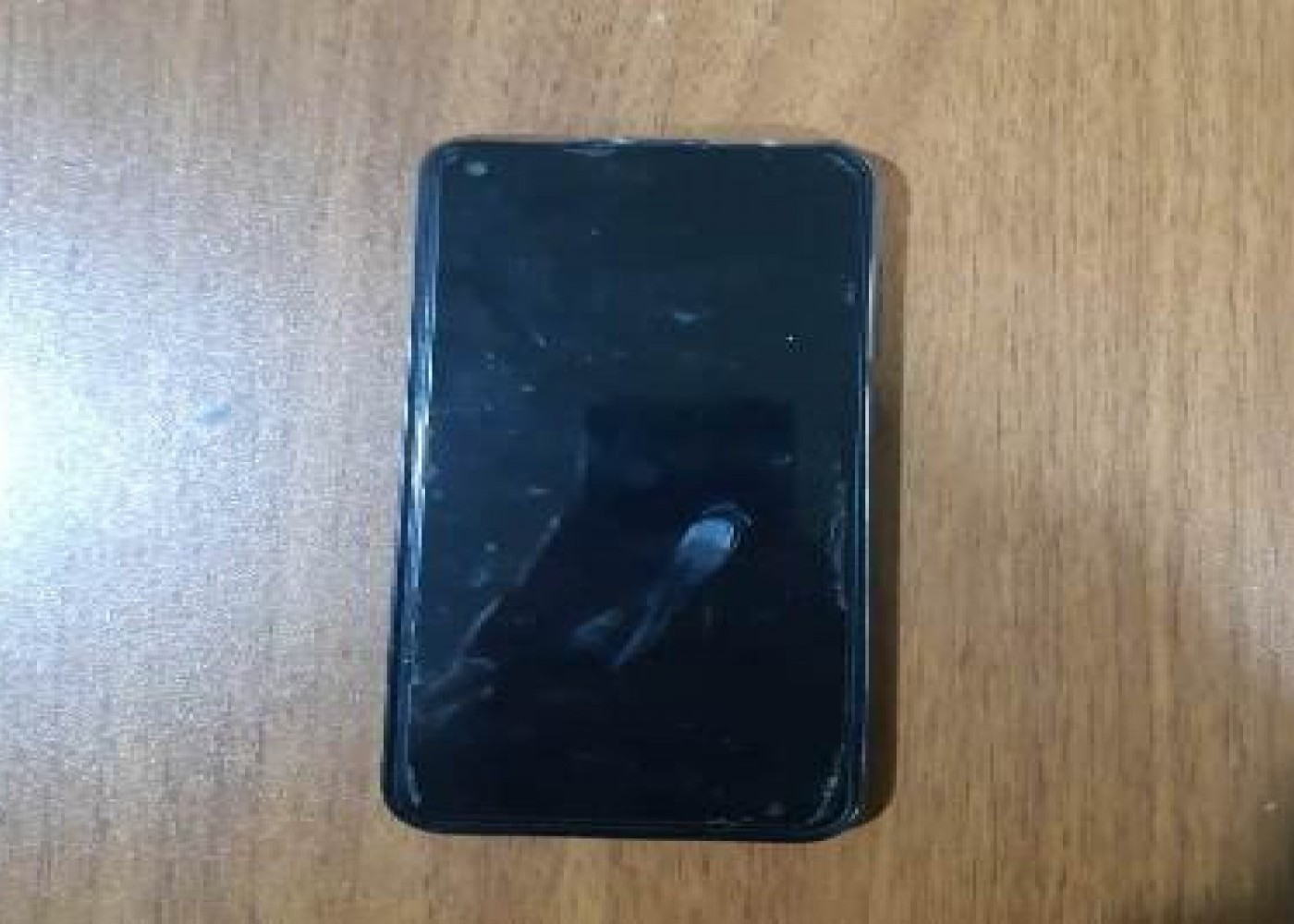 Qadın həbsdə olan həyat yoldaşına telefon keçirmək istədi