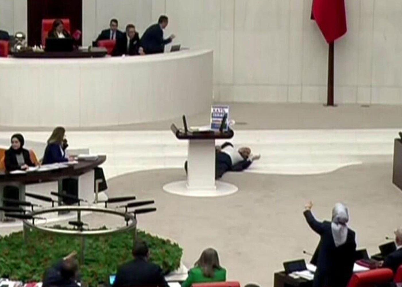 Parlamentdə huşunu itirən deputat vəfat etdi