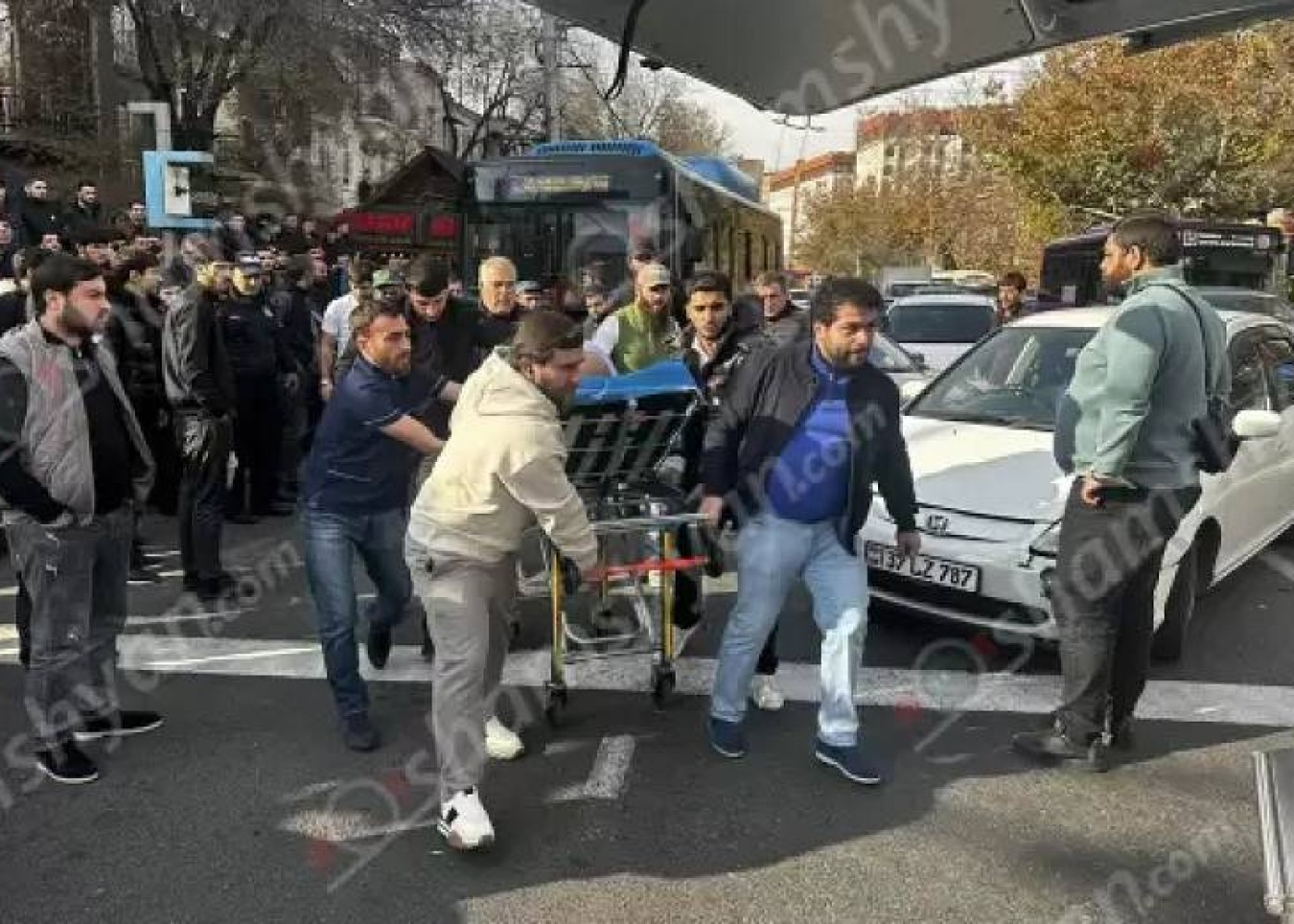 İrəvanda sərnişin avtobusu 10 ədəd avtomobili əzdi