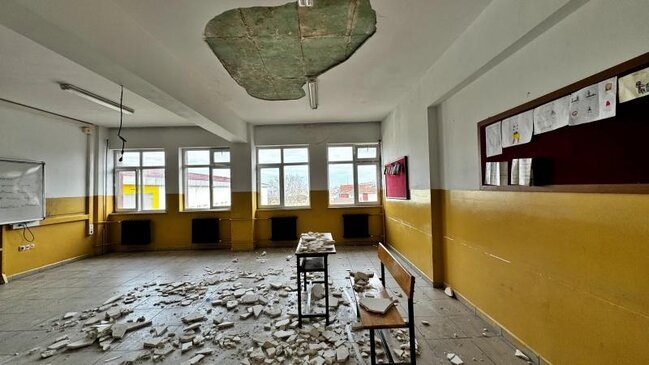 Dərs vaxtı sinif otağının tavanı uçdu