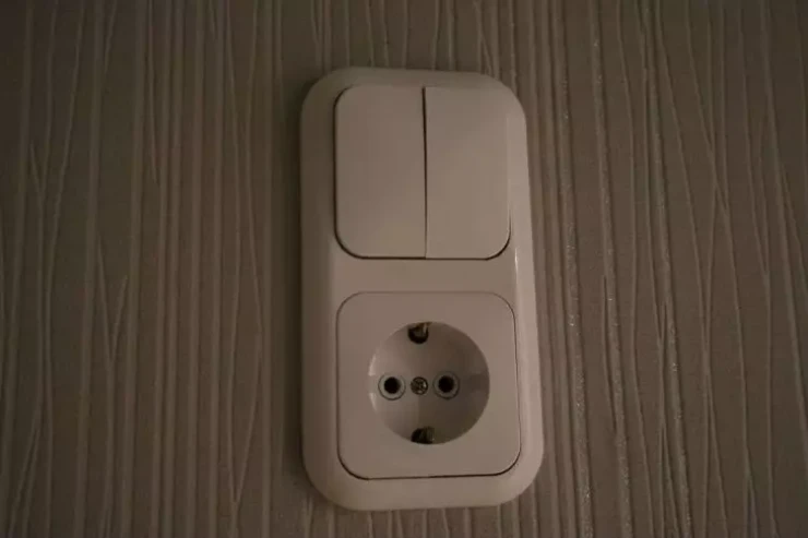 Adapteri telefonsuz rozetkada saxlamayın – 3 ƏSAS SƏBƏB