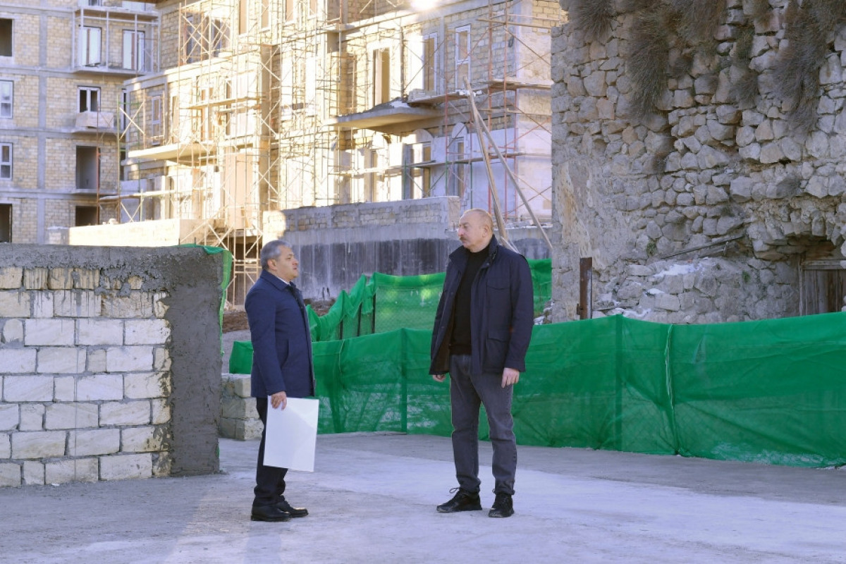 Prezident Şuşada 23 binadan ibarət ilk yaşayış kompleksindəki tikinti işləri ilə tanış olub