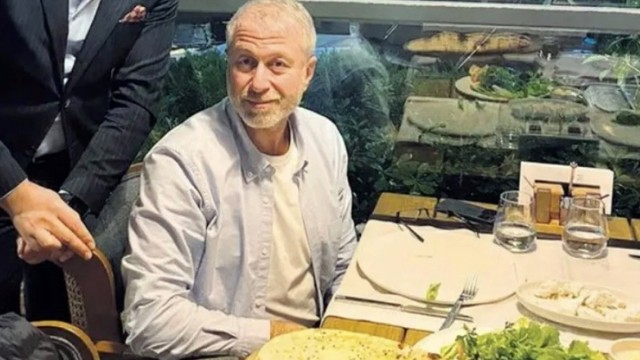 Abramoviç ofsiantlara verdiyi bəxşişlə diqqət çəkdi