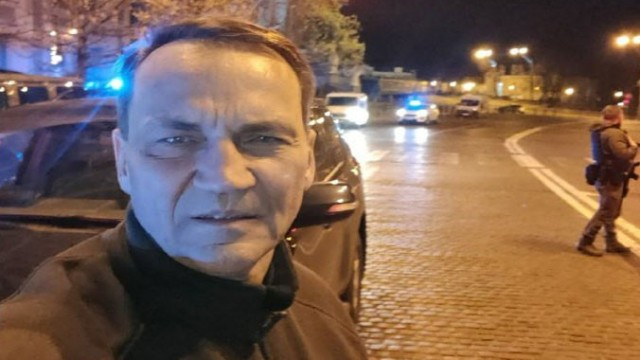 İlk xarici səfərini Ukraynaya etdi