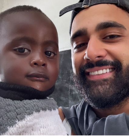Hüseyn Afrikada qızlarla görüşdü