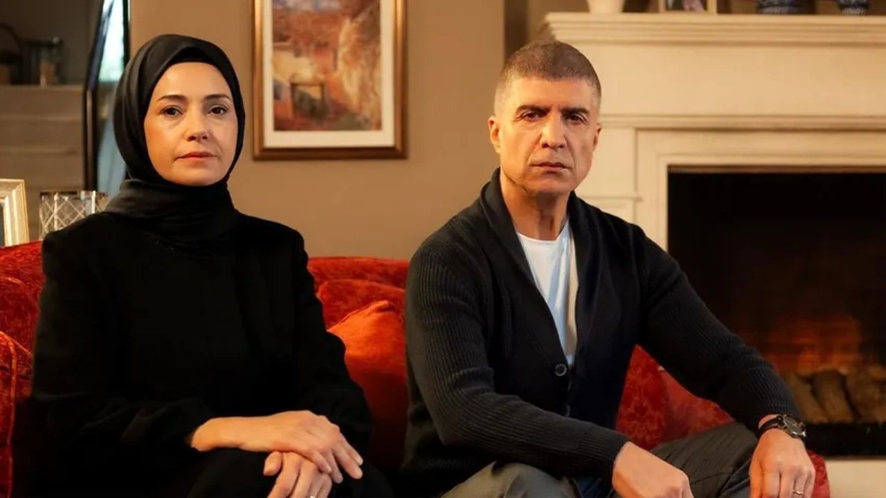 "Kızıl Goncalar" serialının afişasına boyalı hücum - FOTO/VİDEO