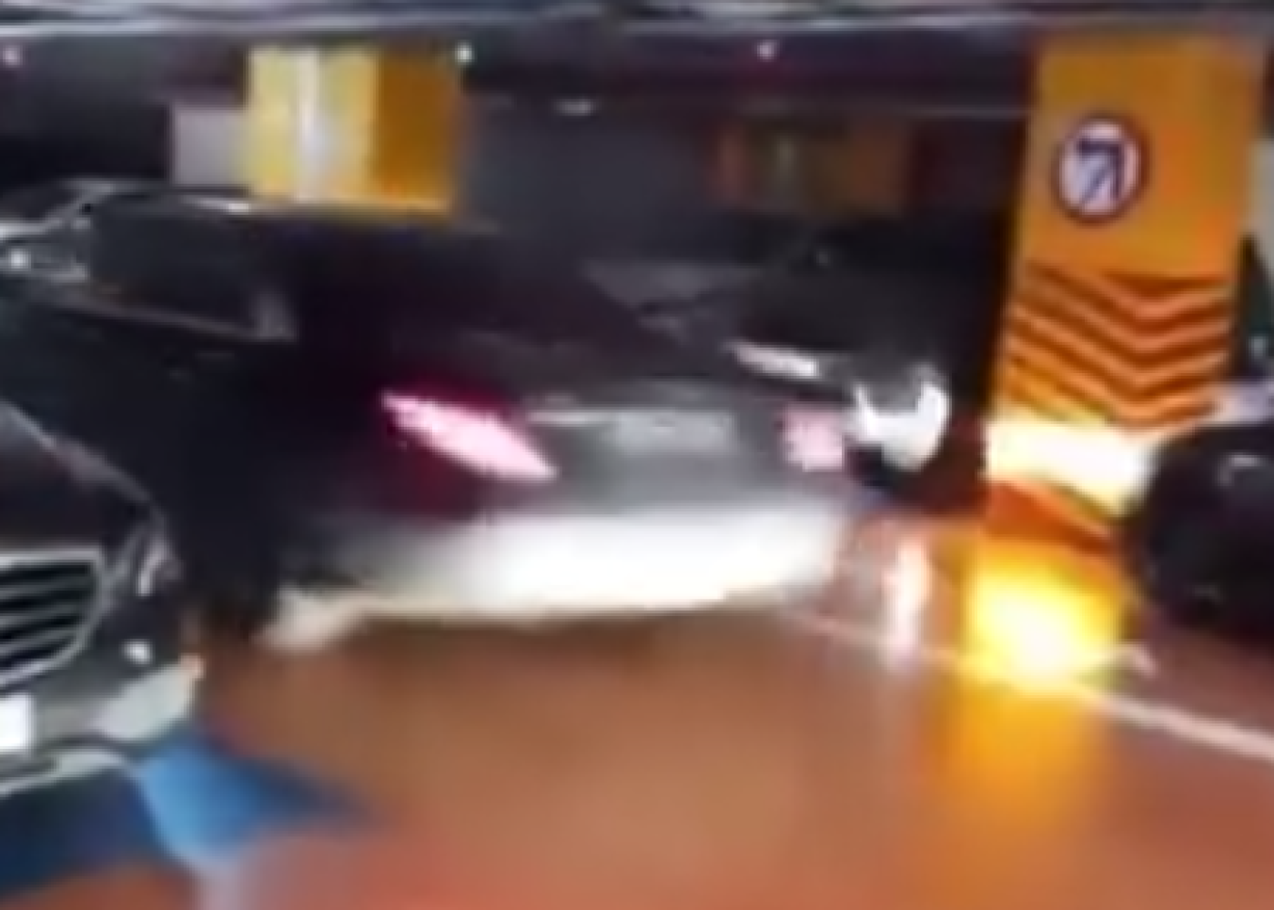 Bakıda polisdən qaçan "S Class" parkinqə girdi