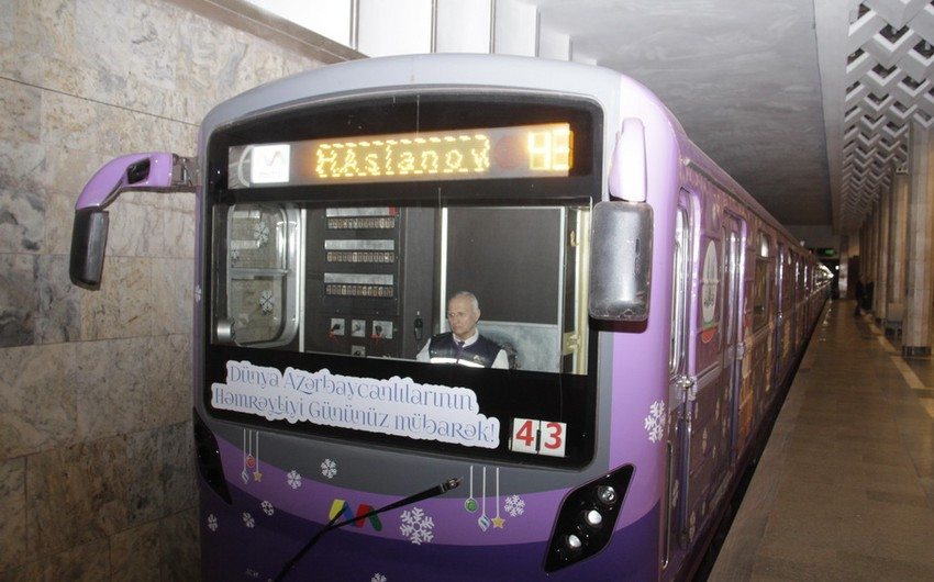 Bakı metrosunda xətlərə bəzədilmiş qatar buraxılıb