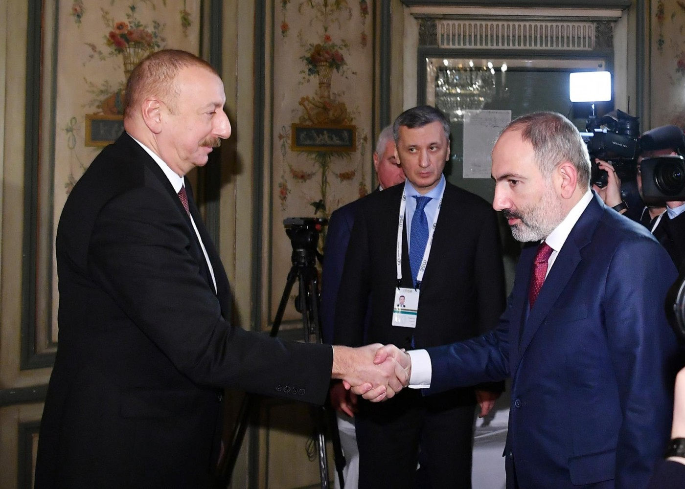 İlham Əliyev Paşinyanla belə görüşdü