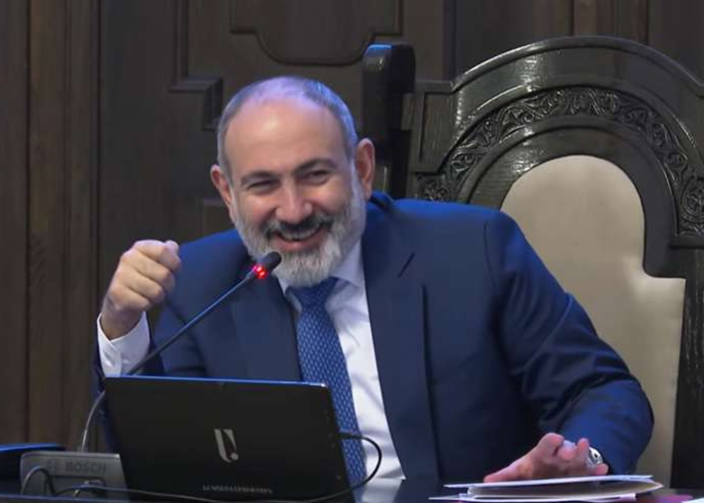 Paşinyan hökumətin iclasında niyə güldüyünü açıqladı