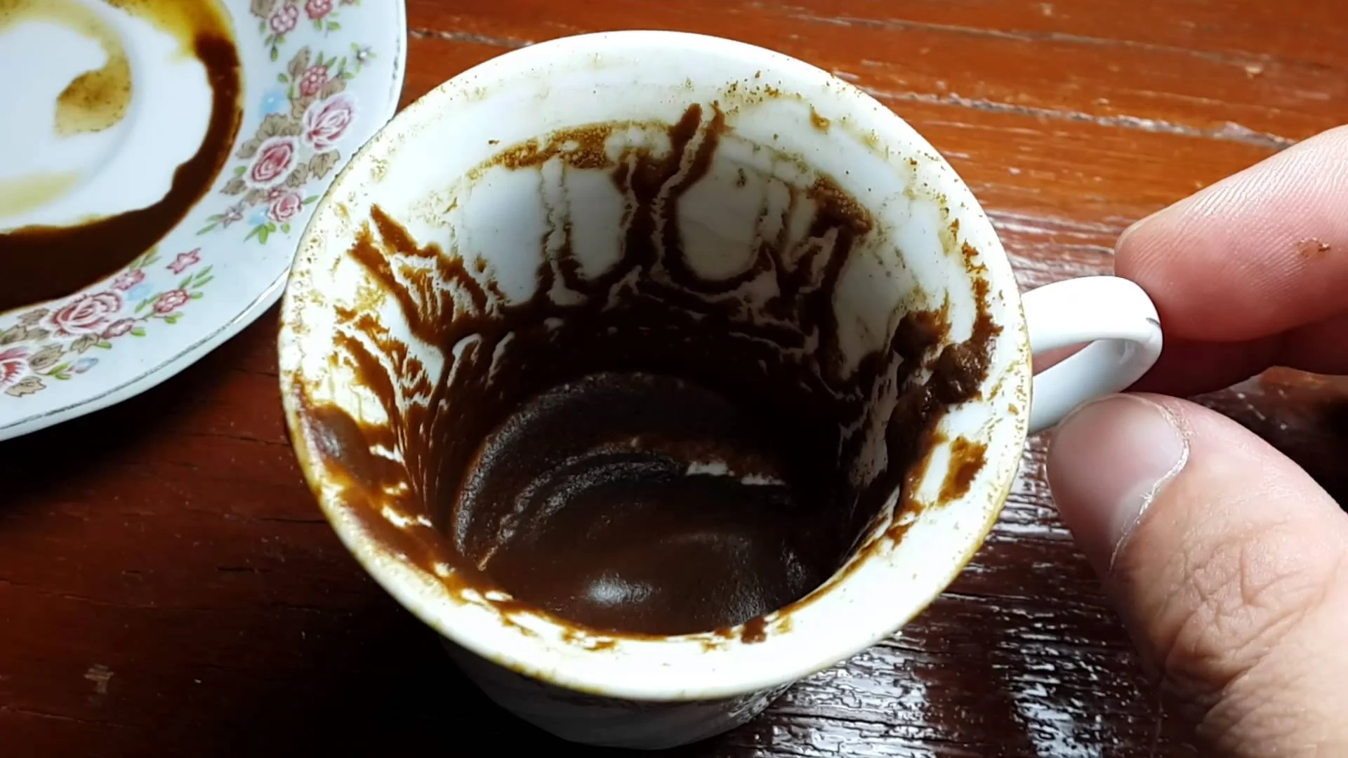 “Qəhvə falı” ilə ayda 8 min dollar qazanır