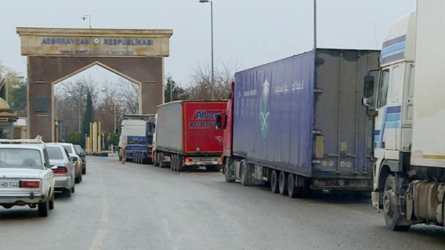 “Qırmızı Körpü”də 200-dən çox avtomobil gözləyir