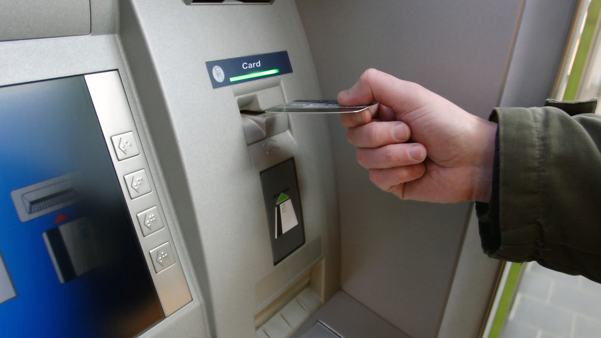 Abşeronda bank kartından 6500 manat oğurlanıb