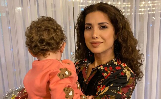 1 yaşı olan qızının fotolarını paylaşıb, bunları yazdı