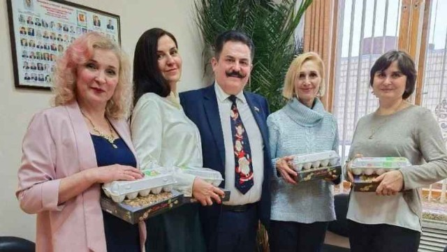 Deputat həmkarlarına Yeni il hədiyyəsi olaraq yumurta verdi