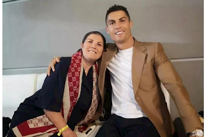 Ronaldo doğum günü üçün anasına “Porsche” hədiyyə etdi