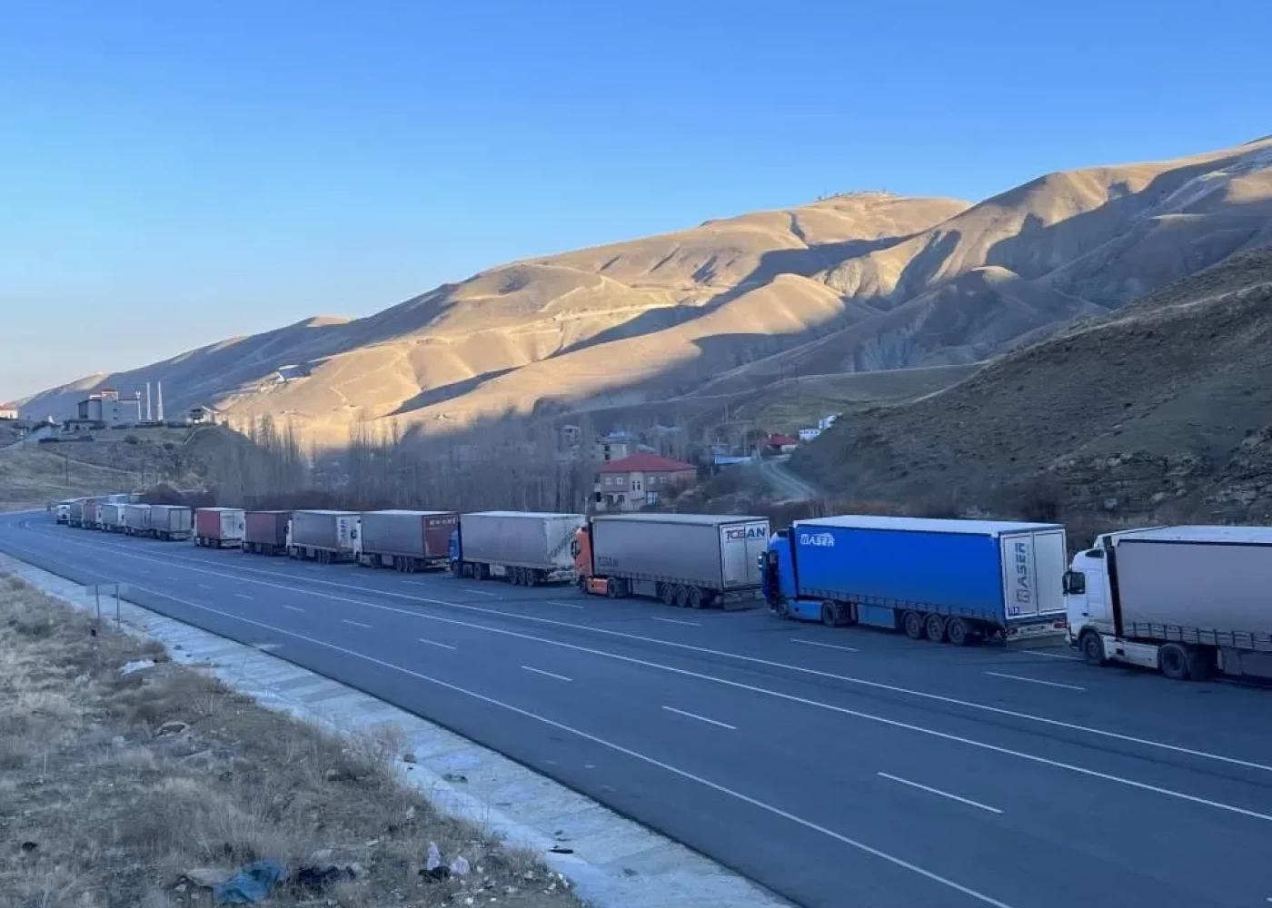 Türkiyə ilə İran sərhədində 10 kilometrlik növbə yaranıb