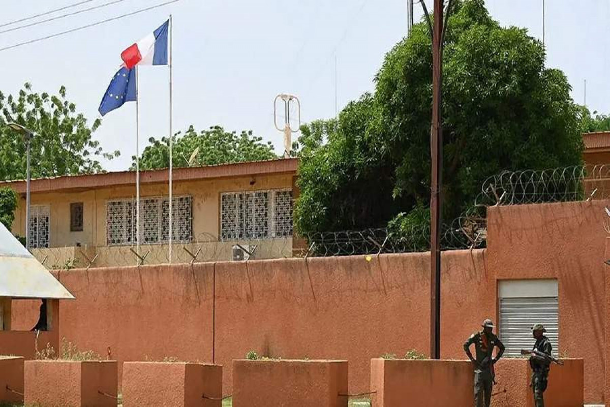 Fransa Nigerdəki səfirliyini bağlayıb