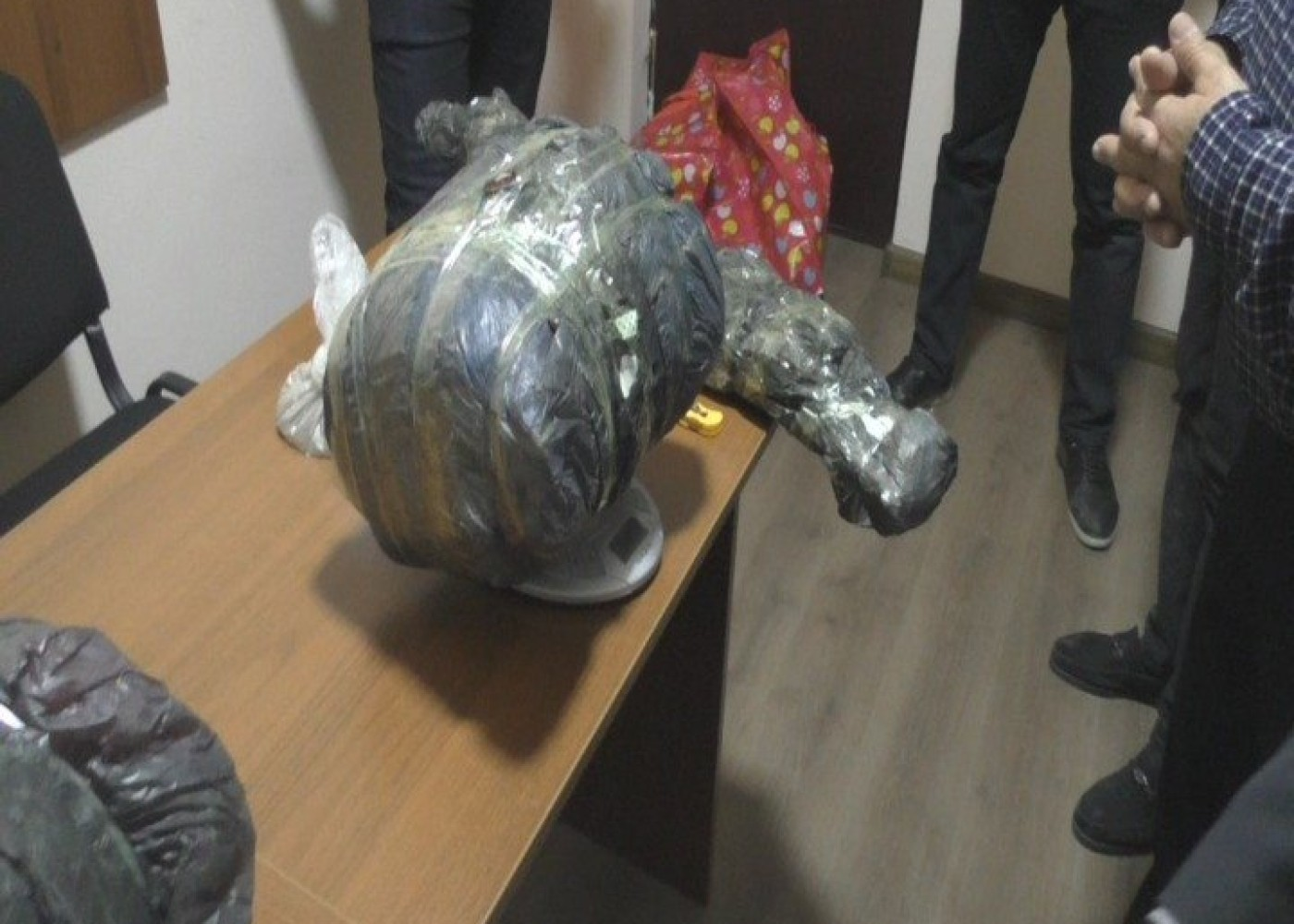 Ağdaşda narkokuryerdən külli miqdarda narkotik vasitə və “Kalaşnikov” götürüldü - FOTO