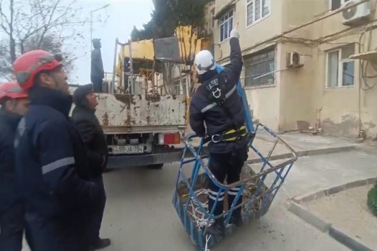 Pirallahıda külək nəticəsində binada yaranan təhlükəli vəziyyət aradan qaldırılıb - VİDEO