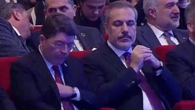 Hakan Fidanın nazirin telefonuna baxması diqqət çəkdi - FOTO