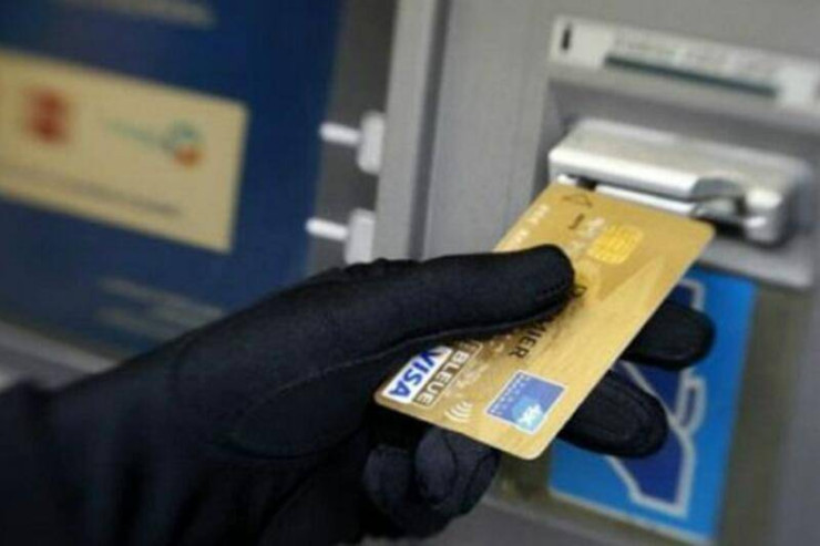 2 qadın bank kartından oğurluq etdi