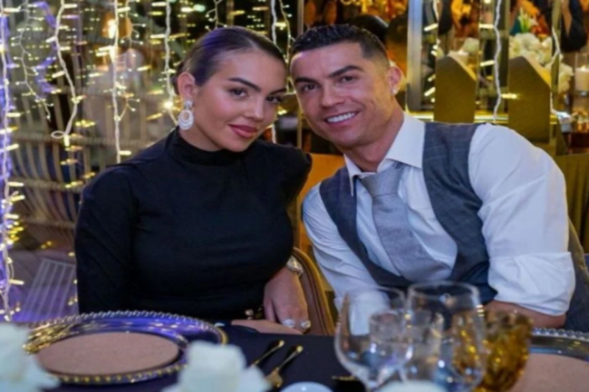 Ronaldo sevgilisi ilə dənizdə dincəlir