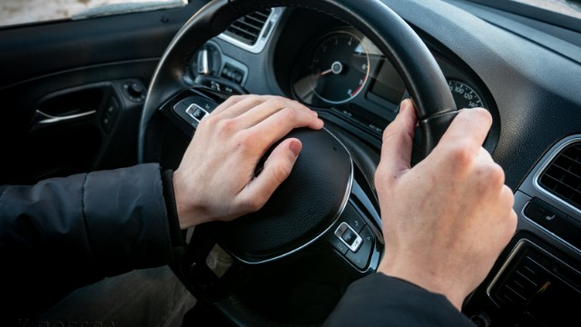 29 yaşlı kişi özünü avtomobildən yola ATDI