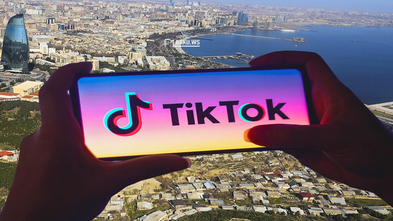 Bakıda yolun ortasında stul qoyub oturdu - "TikTok"da paylaşdı